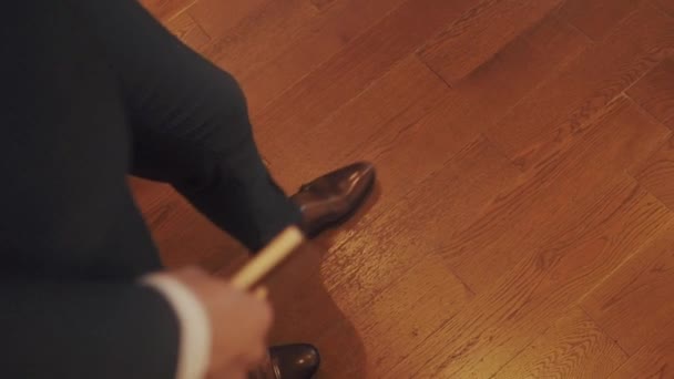 Un uomo in giacca e cravatta cammina lungo il corridoio — Video Stock