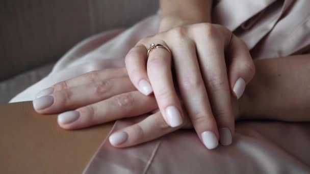 Delicadas palmas de mujer con un anillo en el dedo — Vídeos de Stock