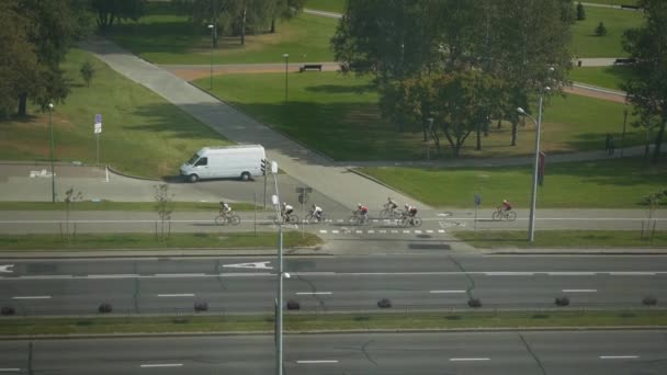 Widok z okna hotelu na ulicę miasta — Wideo stockowe