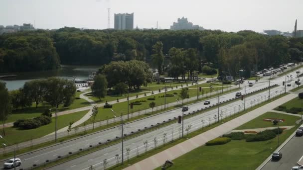 Uitzicht vanuit het hotelraam naar de straat van de stad — Stockvideo