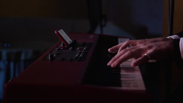 The musician plays on a synthesizer. — ストック動画