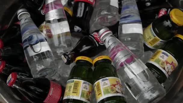 Spousta různých nápojů ve skleněných lahvích — Stock video