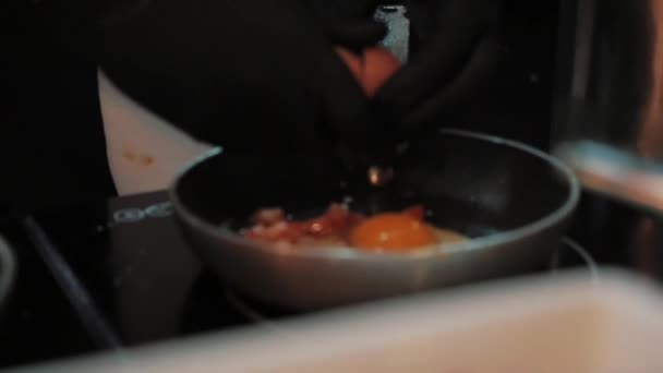 The cook roasts the scrambled eggs in a frying pan — 비디오
