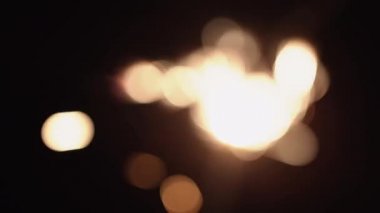 Gecenin içinde yanan maytap