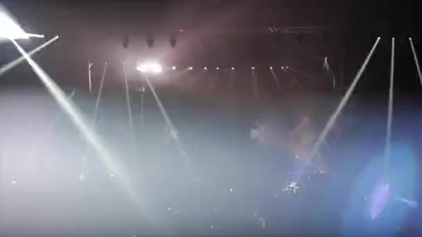 Szalone reflektory na koncercie muzycznym — Wideo stockowe