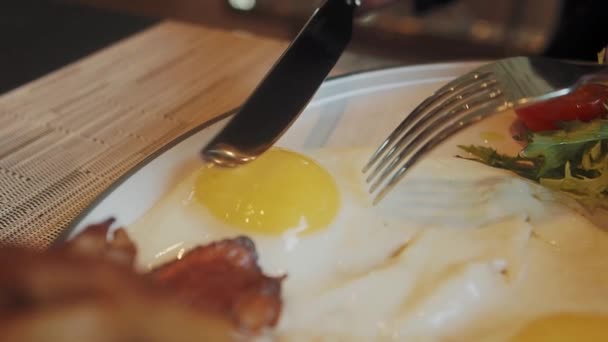 Nůž rozřízne vaječný žloutek vejpůl. — Stock video