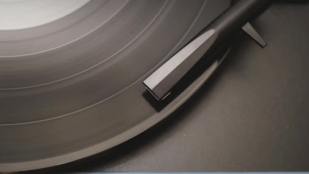 A vinyl record is played in the player — Stok video