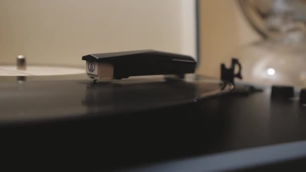 Um disco de vinil é tocado no jogador — Vídeo de Stock