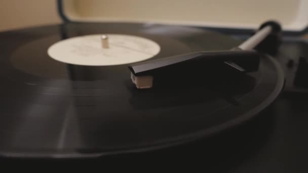 Er wordt een vinylplaat in de speler gespeeld — Stockvideo