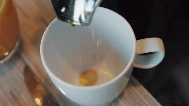 Café versé de la cafetière dans une tasse 