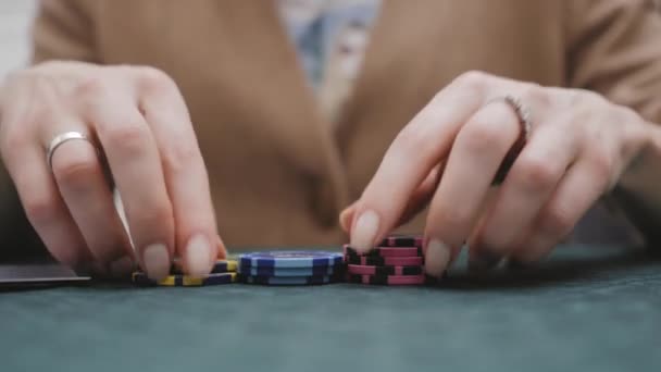 Kız poker oynuyor ve gergin bir şekilde parmaklarını vuruyor. — Stok video
