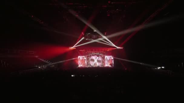 Bir müzik konserinde çılgın spot ışıkları — Stok video
