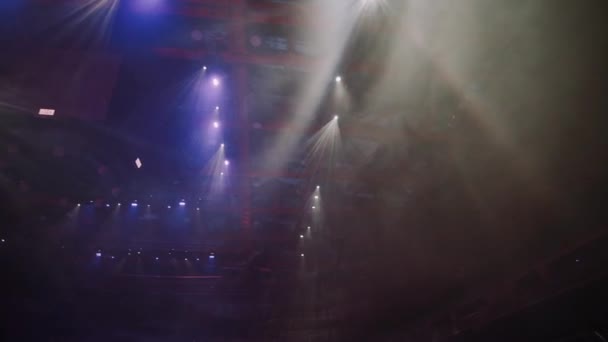 Εξοπλισμός σκηνής φωτισμού πριν από τη συναυλία — Αρχείο Βίντεο