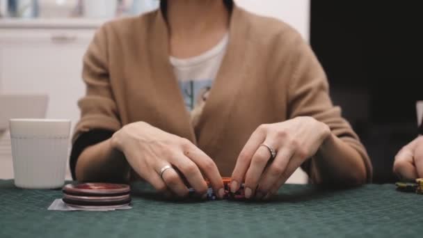 Kız poker oynuyor ve gergin bir şekilde parmaklarını vuruyor. — Stok video