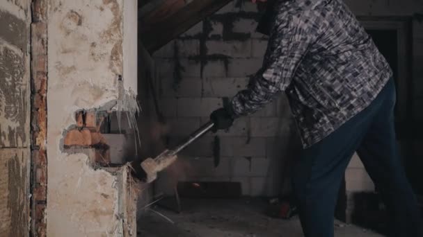 Man breaks brick wall with sledgehammer — Stock Video