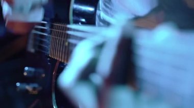 Müzisyen konserde elektro gitar çalar