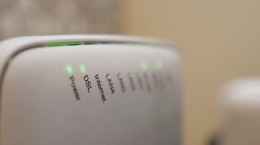 İnternet modeminde yanıp sönen diyot ampulleri
