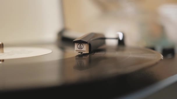 A vinyl record is played in the player — Stok video