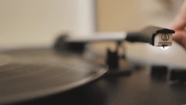 A vinyl record is played in the player — Stock Video