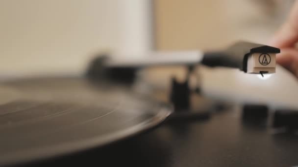 A vinyl record is played in the player — Stockvideo