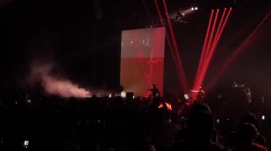 Konserde kalabalık zıplıyor.