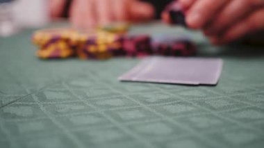  Poker oynarken fişler üzerine bahse giren bir adam