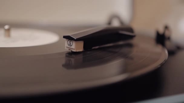 Um disco de vinil é tocado no jogador — Vídeo de Stock