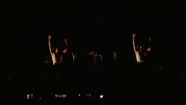 La foule danse au concert. Beaucoup de projecteurs — Video