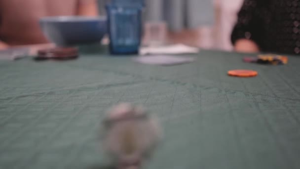 Чіп покер швидко обертається на столі — стокове відео