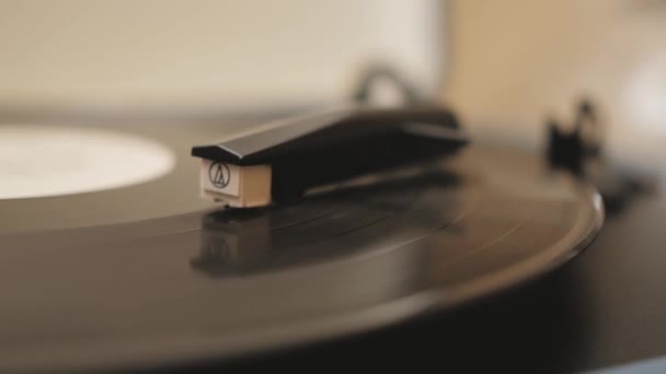 Er wordt een vinylplaat in de speler gespeeld — Stockvideo