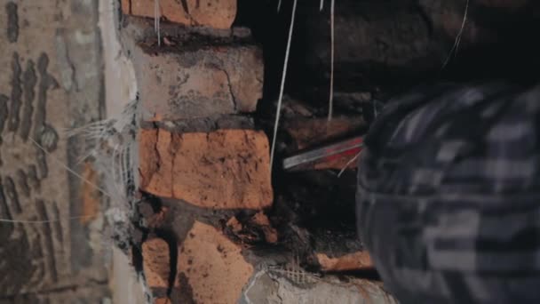 Κοντινό πλάνο ενός κτιρίου από τούβλα — Αρχείο Βίντεο