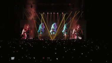 Kalabalık konserde dans ediyor. Bir sürü spot ışığı
