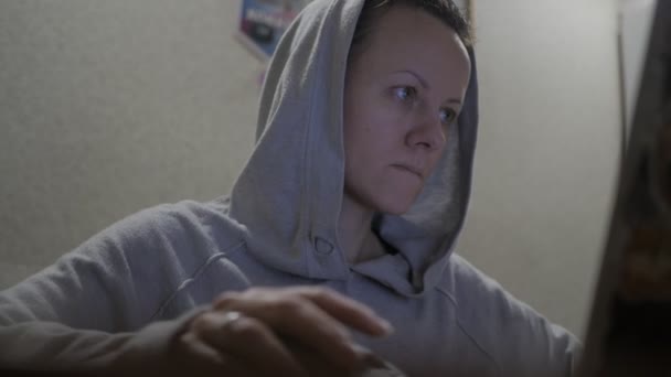 Hacker fille travaillant à un ordinateur — Video