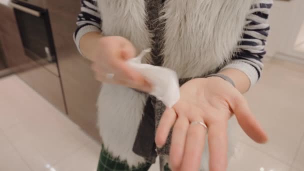 Девушка вытирает руки дезинфицирующей салфеткой — стоковое видео