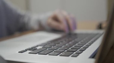 Kız evde dizüstü bilgisayarla çalışıyor.