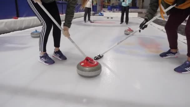 Kadınlar arenada curling oynarlar. — Stok video