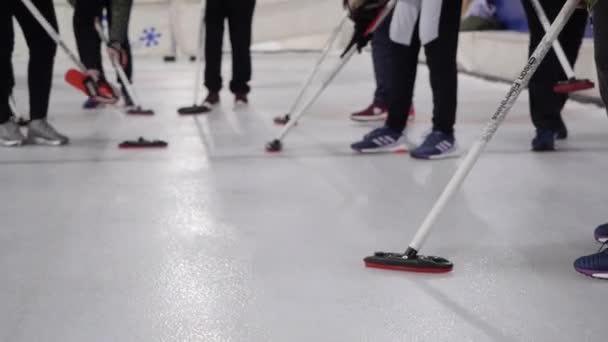 Vrouwen spelen curling in de arena — Stockvideo
