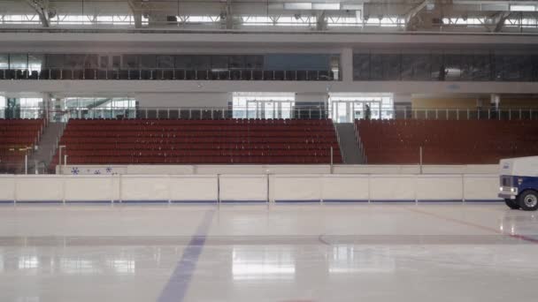 Cosechadora de hielo actualiza el hielo en la pista — Vídeos de Stock