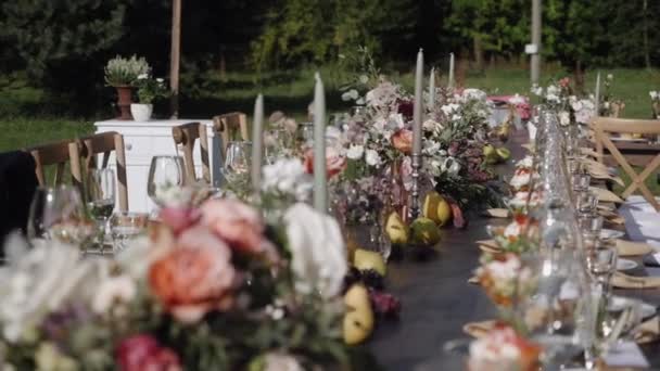 Schön dekorierte Festtafel in der Natur — Stockvideo