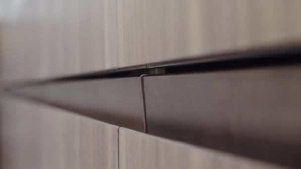 Рука мужчины открывает дверь кухонного шкафа — стоковое видео