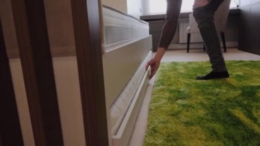 Adam çocuk yatağından fazladan bir yatak alıyor..