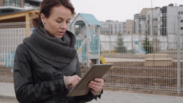 Designér dívka komunikuje se svým klientem pomocí tabletu. — Stock video