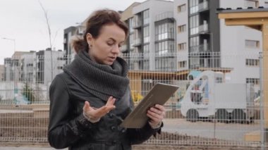 Tasarımcı kız müşterisiyle tablet kullanarak iletişim kuruyor..