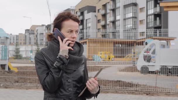 La designer ragazza comunica con il suo cliente al telefono . — Video Stock