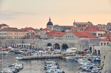 Günbatımı Dubrovnik Limanı ışık
