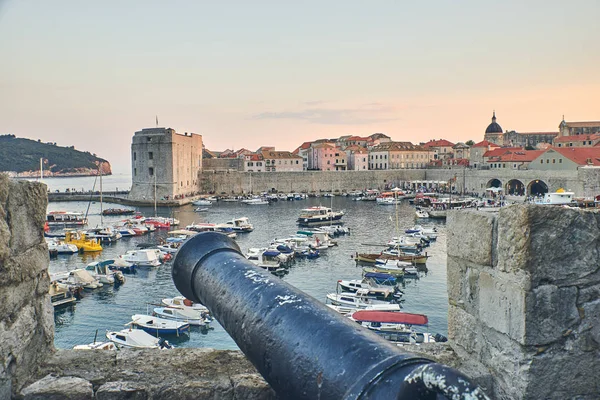 Luz del atardecer sobre el puerto de Dubrovnik — Foto de Stock