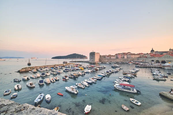 Günbatımı Dubrovnik Limanı ışık