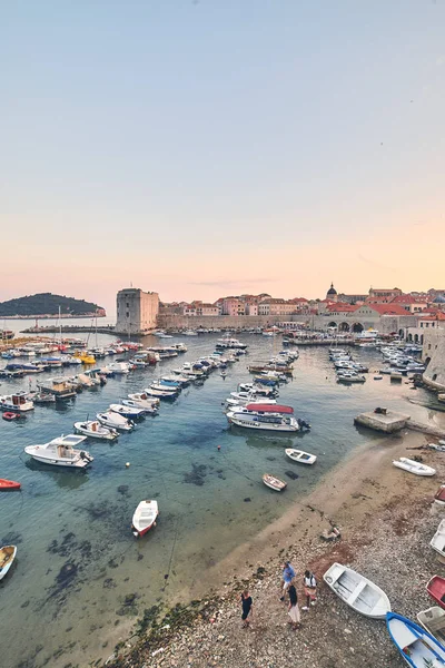 Luz del atardecer sobre el puerto de Dubrovnik — Foto de Stock