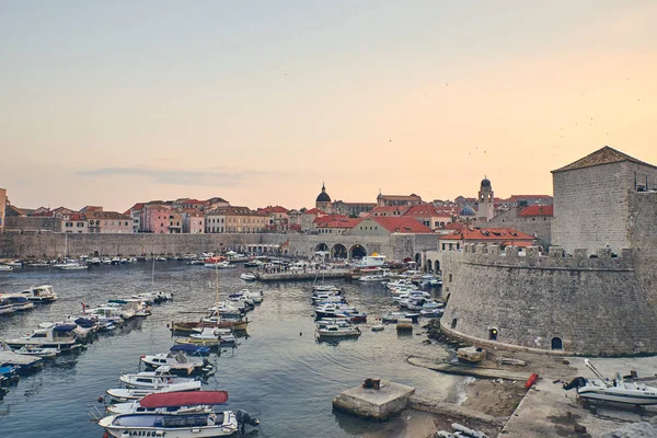 Luz del atardecer sobre el puerto de Dubrovnik — Foto de Stock