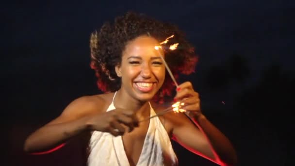 Woman dancing with sparklers at night — Stock Video